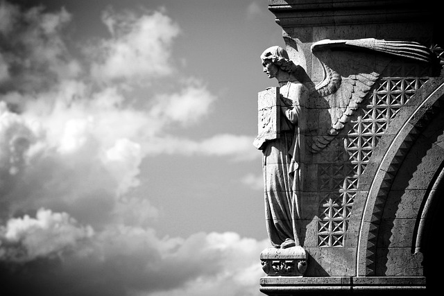 **Synkretyzm religijny w praktyce: Jak współczesne czarownictwo łączy pogańskie korzenie z buddyjskimi technikami medytacji?** - 1 2025